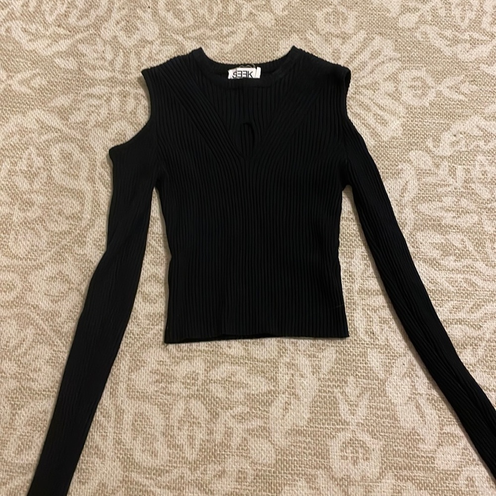 SEEK/ LF THE BRAND black sleeve crop top with cutouts size medium